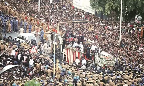 ജയലളിതയുടെ മൃതദേഹം സംസ്കരിച്ച അണ്ണാ സ്ക്വയറിലേക്ക് ജനപ്രവാഹം ജയലളിതയുടെ മൃതദേഹം സംസ്കരിച്ച അണ്ണാ സ്ക്വയറിലേക്ക് ജനപ്രവാഹം