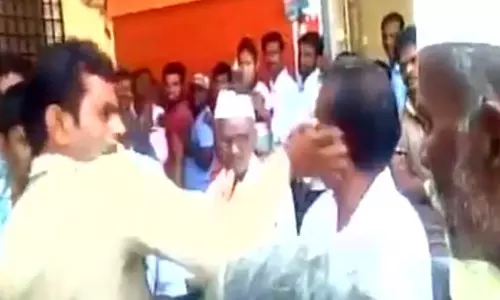 ബാങ്കിനു മുന്നില് ക്യൂ നിന്ന വിമുക്ത ഭടന് പൊലീസുകാരന്റെ വക ക്രൂരമര്ദനം ബാങ്കിനു മുന്നില് ക്യൂ നിന്ന വിമുക്ത ഭടന് പൊലീസുകാരന്റെ വക ക്രൂരമര്ദനം