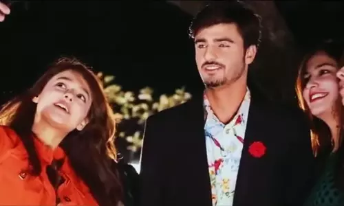 നീലക്കണ്ണുള്ള ചായ്‍വാല നായകനുമായി...