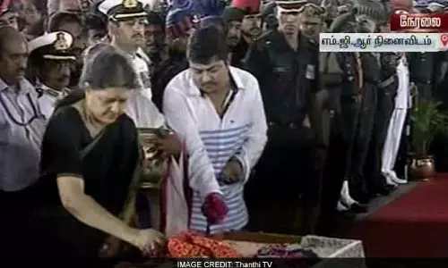 ജയയുടെ പിന്ഗാമിയെച്ചൊല്ലി ആശയക്കുഴപ്പം ശക്തമാകുന്നു ജയയുടെ പിന്ഗാമിയെച്ചൊല്ലി ആശയക്കുഴപ്പം ശക്തമാകുന്നു