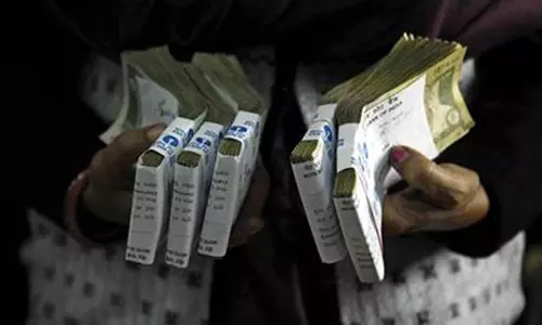 നോട്ടുകള് അസാധുവാക്കിയിട്ട് ഒരു മാസം; ചില്ലറക്ഷാമം രൂക്ഷം നോട്ടുകള് അസാധുവാക്കിയിട്ട് ഒരു മാസം; ചില്ലറക്ഷാമം രൂക്ഷം