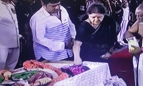 ജയലളിതയുടെ അന്ത്യകര്മങ്ങള്ക്കിടെ ശശികലക്കൊപ്പമുണ്ടായിരുന്നത് ആര് ? ജയലളിതയുടെ അന്ത്യകര്മങ്ങള്ക്കിടെ ശശികലക്കൊപ്പമുണ്ടായിരുന്നത് ആര് ?