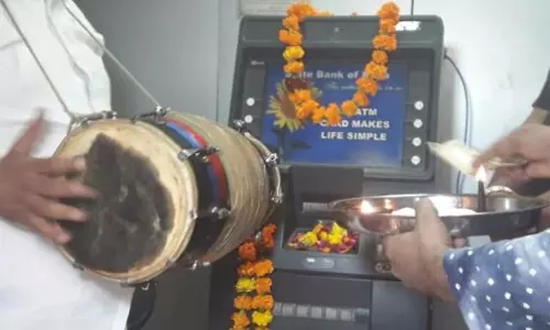 എടിഎമ്മിനെ പ്രീതിപ്പെടുത്താന് പൂജ എടിഎമ്മിനെ പ്രീതിപ്പെടുത്താന് പൂജ