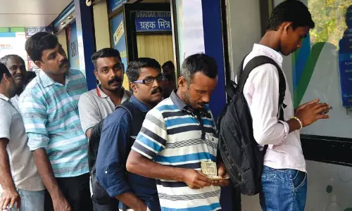 മൂന്ന് ദിവസം ബാങ്ക് അവധി; എടിഎമ്മുകള് കാലിയായേക്കും മൂന്ന് ദിവസം ബാങ്ക് അവധി; എടിഎമ്മുകള് കാലിയായേക്കും