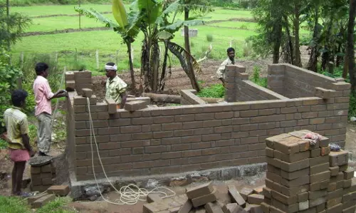 നോട്ട് പിന്വലിക്കല്: ആദിവാസി വീട് നിര്മ്മാണം നിലച്ചു നോട്ട് പിന്വലിക്കല്: ആദിവാസി വീട് നിര്മ്മാണം നിലച്ചു