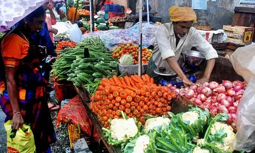 നോട്ട് നിരോധം: കച്ചവടത്തില് വന് ഇടിവെന്ന് ചെറുകിട വ്യാപാരികള് നോട്ട് നിരോധം: കച്ചവടത്തില് വന് ഇടിവെന്ന് ചെറുകിട വ്യാപാരികള്