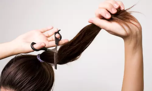 ക്യാൻസർ ബാധിതര്‍ക്ക് സ്വന്തം മുടി മുറിച്ച് നൽകി ഒരുപറ്റം വിദ്യാർത്ഥിനികളും അധ്യാപകരും