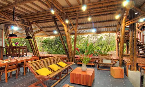 പ്രകൃതിയോട് ഇണങ്ങി ജീവിക്കാന്‍ പൂര്‍ണമായി മുള കൊണ്ട് നിര്‍മിച്ച വീട്