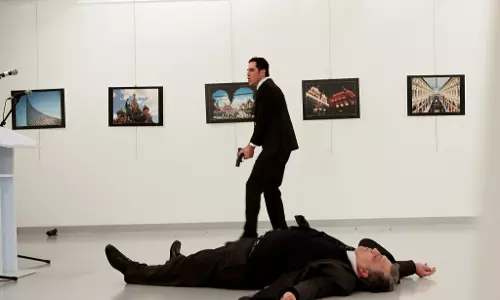 തുർക്കിയിലെ റഷ്യൻ അംബാസഡറെ വെടിവെച്ചു കൊന്നു