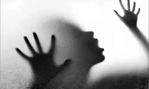 പ്രായപൂര്ത്തിയാവാത്ത പെണ്കുട്ടിയെ തട്ടിക്കൊണ്ടുപോയി പീഡിപ്പിച്ച പ്രതി പിടിയില് പ്രായപൂര്ത്തിയാവാത്ത പെണ്കുട്ടിയെ തട്ടിക്കൊണ്ടുപോയി പീഡിപ്പിച്ച പ്രതി പിടിയില്