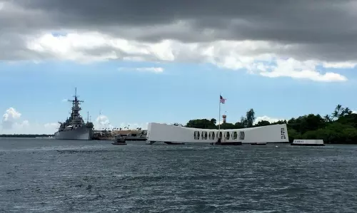 ജപ്പാന് പ്രധാനമന്ത്രി പേള് ഹാര്ബര് സന്ദര്ശിച്ചു ജപ്പാന് പ്രധാനമന്ത്രി പേള് ഹാര്ബര് സന്ദര്ശിച്ചു