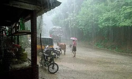 സംസ്ഥാനത്ത് കനത്ത മഴ തുടരുന്നു; താഴ്‍ന്ന പ്രദേശങ്ങള്‍ പലതും വെള്ളത്തിനടിയില്‍