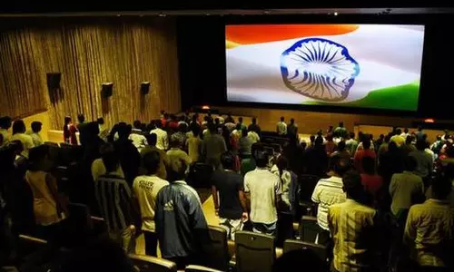 തിയേറ്ററുകളില് ദേശീയ ഗാനം നിര്ബന്ധമില്ലെന്ന് സുപ്രീം കോടതി തിയേറ്ററുകളില് ദേശീയ ഗാനം നിര്ബന്ധമില്ലെന്ന് സുപ്രീം കോടതി