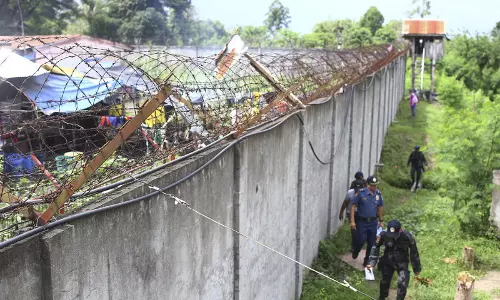 ഫിലിപ്പീന്‍സില്‍ വിമതസംഘം ജയില്‍ ആക്രമിച്ച് 160ഓളം തടവുകാരെ രക്ഷപ്പെടുത്തി