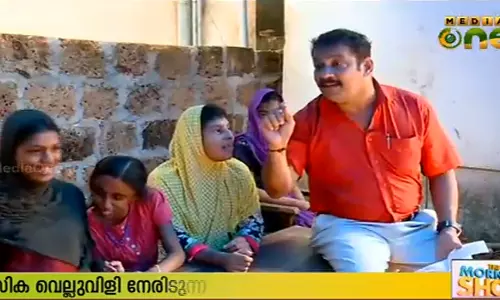 സ്കൂള്‍ നടത്തിപ്പ് ചെലവിനായി പുസ്തകം രചിച്ച് മുരളീധരന്‍ 