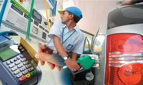 പെട്രോള്‍ പമ്പുകളില്‍ തിങ്കളാഴ്ച മുതല്‍ കാര്‍ഡുകള്‍ സ്വീകരിക്കില്ല