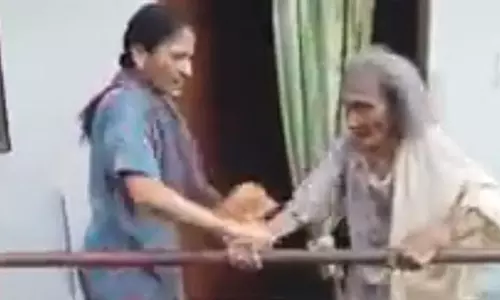 80 കാരിയായ മാതാവിനെ ക്രൂരമായി മര്ദിക്കുന്ന പുത്രിയുടെ വീഡിയോ വൈറലാകുന്നു 80 കാരിയായ മാതാവിനെ ക്രൂരമായി മര്ദിക്കുന്ന പുത്രിയുടെ വീഡിയോ വൈറലാകുന്നു