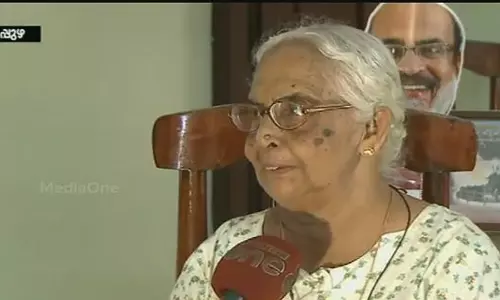 തൊഴിലാളികളുടെ കൂലിക്കായ് അച്ഛനെതിരെ സമരം നയിച്ച മകന് തൊഴിലാളികളുടെ കൂലിക്കായ് അച്ഛനെതിരെ സമരം നയിച്ച മകന്