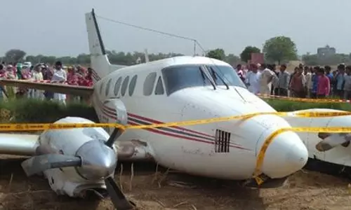 ഡല്‍ഹിയില്‍ എയര്‍ ആംബുലന്‍സ് തകര്‍ന്നു വീണു.