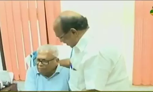 വിഎസിന്റെ അനുഗ്രഹം തേടി സുധാകരനെത്തി വിഎസിന്റെ അനുഗ്രഹം തേടി സുധാകരനെത്തി