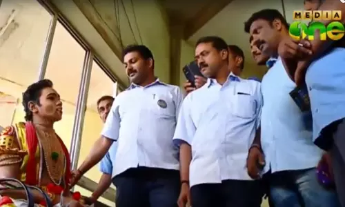 നടന വേദിയില്‍ നിന്നും കെ എസ് ആര്‍ ടി സി ബസ് സ്റ്റാന്റിലേക്ക്