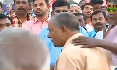 സക്കീര്‍ ഹുസൈനെതിരെ ഒറ്റയാള്‍ പ്രതിഷേധം