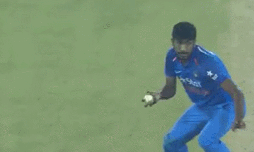 കൂളായി കളിക്കൂ, ഭൂംറക്കുള്ള ധോണിയുടെ ഉപദേശം വൈറലാകുന്നു കൂളായി കളിക്കൂ, ഭൂംറക്കുള്ള ധോണിയുടെ ഉപദേശം വൈറലാകുന്നു