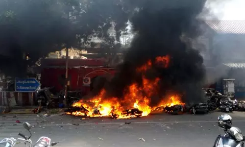 ജെല്ലിക്കെട്ട് പ്രക്ഷോഭം: സമരക്കാര്‍ പൊലീസ് സ്റ്റേഷന് തീയിട്ടു