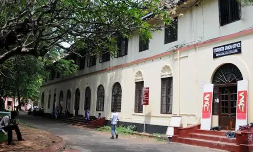 മഹാരാജാസിലെ സമരം: സര്ക്കാര് ഇടപെടണമെന്ന് സാംസ്കാരിക പ്രവര്ത്തകര് മഹാരാജാസിലെ സമരം: സര്ക്കാര് ഇടപെടണമെന്ന് സാംസ്കാരിക പ്രവര്ത്തകര്