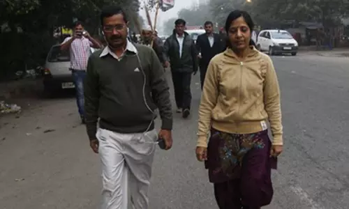 കേജ്‍രിവാളിന്‍റെ ഭാര്യ വിആര്‍എസ് എടുത്തു