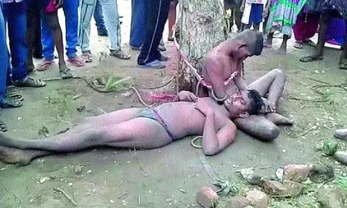 19കാരിയെ കൊലപ്പെടുത്തിയ യുവാക്കളെ നാട്ടുകാര്‍ മരത്തില്‍ കെട്ടിയിട്ട് മര്‍ദ്ദിച്ചു, ഒരാള്‍ കൊല്ലപ്പെട്ടു