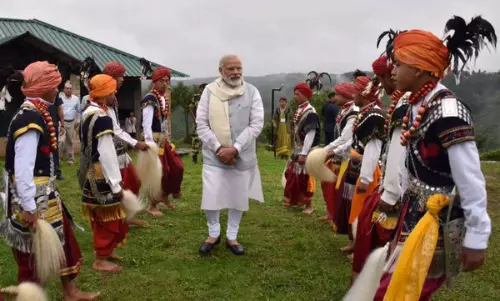 മേഘാലയയില്‍ പെരുമ്പറ മുഴക്കി മോദി; വീഡിയോയും ചിത്രങ്ങളും കാണാം