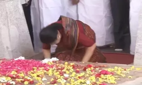 കൂവത്തൂരിലെ റിസോര്ട്ട് വിടാന് എംഎല്എമാര്ക്ക് പൊലീസ് നിര്ദേശം കൂവത്തൂരിലെ റിസോര്ട്ട് വിടാന് എംഎല്എമാര്ക്ക് പൊലീസ് നിര്ദേശം