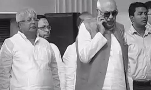 ദേശീയ ഗാനാലാപനത്തിനിടെ ഫോണ്വിളി; ഫറൂഖ് അബ്ദുല്ല മാപ്പുപറഞ്ഞു ദേശീയ ഗാനാലാപനത്തിനിടെ ഫോണ്വിളി; ഫറൂഖ് അബ്ദുല്ല മാപ്പുപറഞ്ഞു