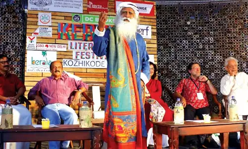 സാഹിത്യോത്സവത്തില്‍ എന്തിനായിരുന്നു ആള്‍ദൈവം? ശാരദക്കുട്ടിയുടെ മൂന്ന് ചോദ്യങ്ങള്‍