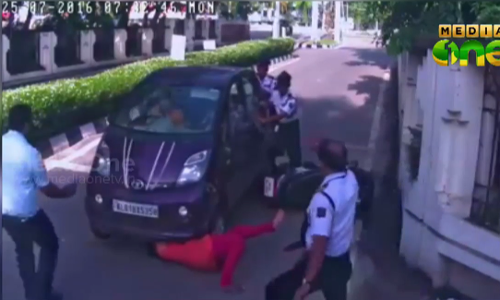 ടെക്നോ പാര്‍ക്കില്‍ വാഹനത്തിനടിയില്‍പ്പെട്ട യുവതി അത്ഭുതകരമായി രക്ഷപ്പെട്ടു