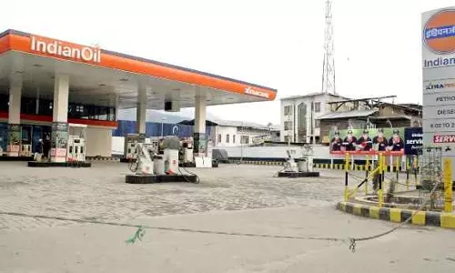 ഹെല്‍മറ്റ് ധരിക്കൂ, പെട്രോള്‍ നിറയ്ക്കൂ പദ്ധതിക്ക് തുടക്കം