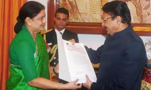 ശശികല റിസോട്ടിലേക്ക്, തീരുമാനം വേഗം വേണമെന്ന് ആവശ്യം ശശികല റിസോട്ടിലേക്ക്, തീരുമാനം വേഗം വേണമെന്ന് ആവശ്യം