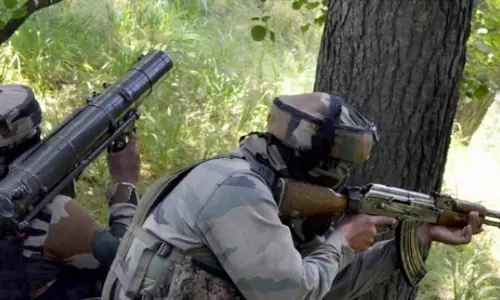 കശ്മീരില്‍ ഏറ്റുമുട്ടല്‍,  4 തീവ്രവാദികളും 3 സൈനികരും കൊല്ലപ്പെട്ടു