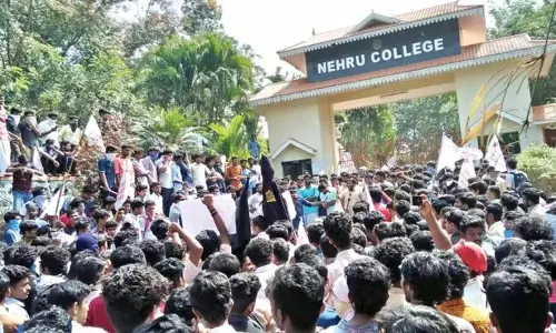 നെഹ്റു കോളജിലെ വിദ്യാര്ഥി സമരത്തില് സര്ക്കാര് ഇടപെടുന്നു നെഹ്റു കോളജിലെ വിദ്യാര്ഥി സമരത്തില് സര്ക്കാര് ഇടപെടുന്നു