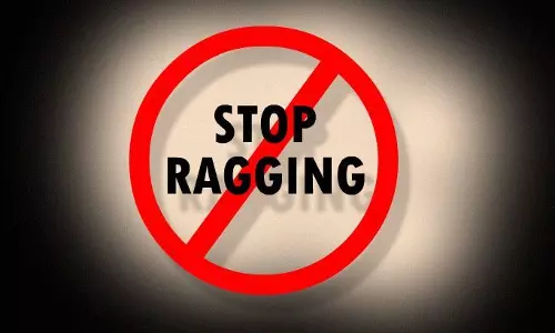 റാഗിംഗിനെ തുടര്ന്ന് വിദ്യാര്ത്ഥിനി ആത്മഹത്യ ചെയ്ത സംഭവം: പൊലീസ് ഒത്തുകളിയെന്ന് കുട്ടിയുടെ പിതാവ് റാഗിംഗിനെ തുടര്ന്ന് വിദ്യാര്ത്ഥിനി ആത്മഹത്യ ചെയ്ത സംഭവം: പൊലീസ് ഒത്തുകളിയെന്ന് കുട്ടിയുടെ പിതാവ്