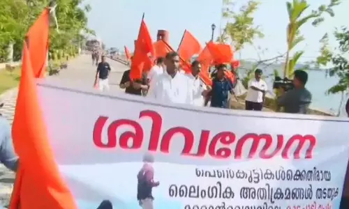 കൊച്ചിയില്‍ ശിവസേനയുടെ സദാചാര ഗുണ്ടായിസം; യുവതീയുവാക്കളെ അടിച്ചോടിച്ചു