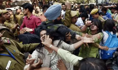 രാംജാസ് കോളജിലെ ആക്രമണം: അറസ്റ്റുചെയ്ത രണ്ട് എബിവിപി പ്രവര്‍ത്തകരെ ജാമ്യത്തില്‍ വിട്ടു