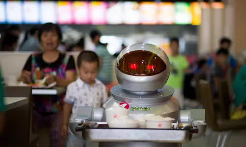 ഹോട്ടലുകളില്‍ ഇനി എന്തു പണിയുമെടുക്കാന്‍ റോബോട്ടുകള്‍...