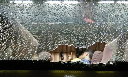 മലപ്പുറത്ത് ബസ് അടിച്ചുതകര്‍ത്തു; മാതൃഭൂമി ഓഫീസിന് നേരെയും ആക്രമണം