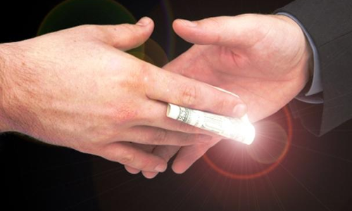 ദമ്മാം എയര്പോര്ട്ടില് അധിക ലഗേജിനു കൈക്കൂലി നല്കിയ മലയാളി പൊലിസ് കസ്റ്റഡിയില് ദമ്മാം എയര്പോര്ട്ടില് അധിക ലഗേജിനു കൈക്കൂലി നല്കിയ മലയാളി പൊലിസ് കസ്റ്റഡിയില്