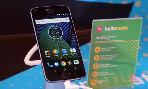 പതുങ്ങാതെ കുതിച്ച് മോട്ടോ 5ജി