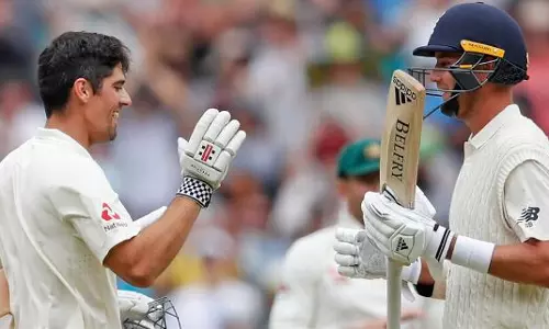 അലിസ്റ്റര്‍ കുക്ക് ടെസ്റ്റ് ക്രിക്കറ്റില്‍ 10,000 റണ്‍സ് തികയ്ക്കുന്ന ഏറ്റവും പ്രായം കുറഞ്ഞ താരം