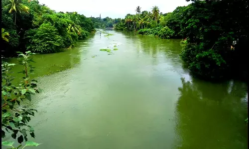 മീനച്ചിലാറിന്റെ തീരത്തെ പുറമ്പോക്ക് ഭൂമി കൈയേറിയവര്‍ക്കെതിരെ നടപടിയില്ല