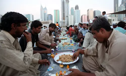 ബഹ്റൈന് യൂത്ത് ഇന്ത്യയുടെ സമൂഹനോമ്പ് തുറകള് തൊഴിലാളികള്ക്ക് ആശ്വാസമാകുന്നു ബഹ്റൈന് യൂത്ത് ഇന്ത്യയുടെ സമൂഹനോമ്പ് തുറകള് തൊഴിലാളികള്ക്ക് ആശ്വാസമാകുന്നു